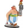 Astérix - Figurine d'Obélix avec une pile de casques